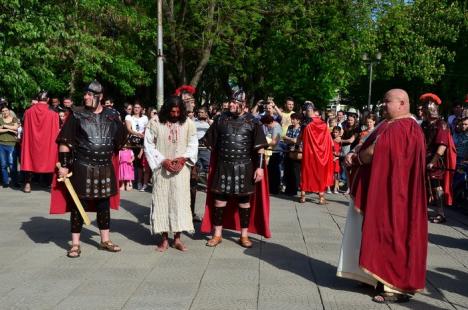 Patimile lui Hristos: Sute de orădeni l-au însoţit pe Iisus pe Drumul Crucii (FOTO / VIDEO)