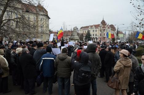 Protestatarii orădeni l-au spânzurat simbolic pe Băsescu şi i-au dat foc la poză (FOTO/VIDEO)