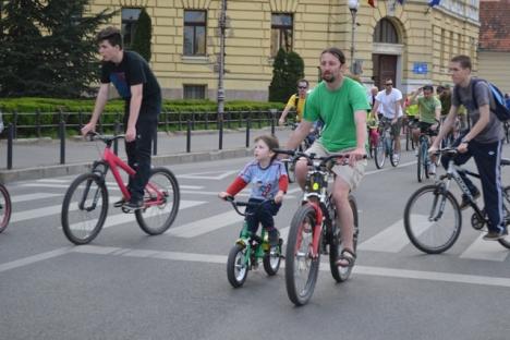 Prezenţă record la Critical Mass: Peste 1.000 de orădeni au pedalat cerând piste de biciclete (FOTO)