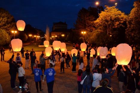 Lampioane pe cerul Oradiei, în memoria victimelor accidentului din Muntenegru (FOTO)