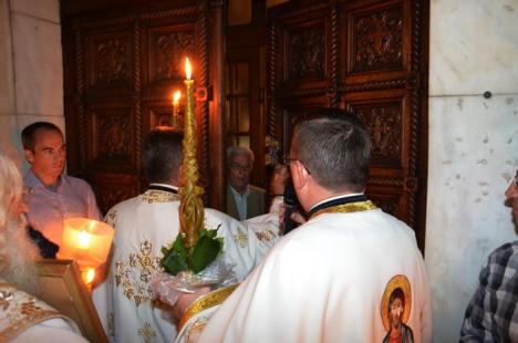 Hristos a Înviat! Sute de orădeni au mers să ia lumină la bisericile din centru (FOTO)