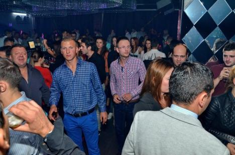 Clubul The One s-a redeschis cu DJ Rynno, animatoare sexy şi confetti. Vezi care a fost atmosfera! (FOTO)