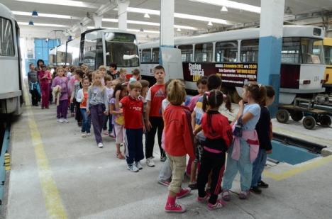De Ziua Porţilor Deschise la OTL, zeci de elevi s-au dat cu autobuzul şi s-au pozat cu omnibuzul (FOTO)