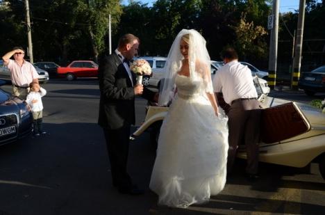 Pentie Junior s-a căsătorit! Mirii, plimbaţi prin oraş într-o decapotabilă de epocă (FOTO)