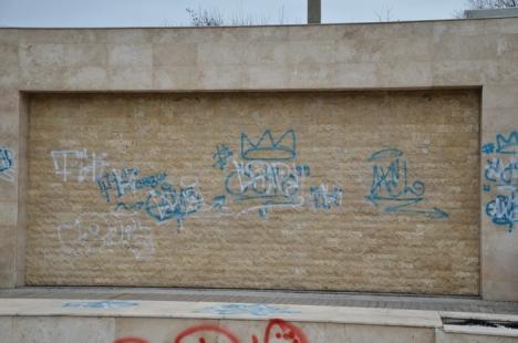 Fântâna "marcată": Arteziana din Dealul Păcii, pictată cu grafitti (FOTO)