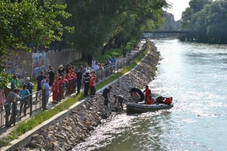 Intervenţie spectaculoasă: Patru copii în pericol de înec, salvaţi de pompieri dintr-un vârtej lângă Podul Dacia (FOTO)