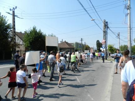 'Vrem centură!'. Marş organizat de PPMT în Episcopia Bihor pentru construirea unei şosele de centură (FOTO)