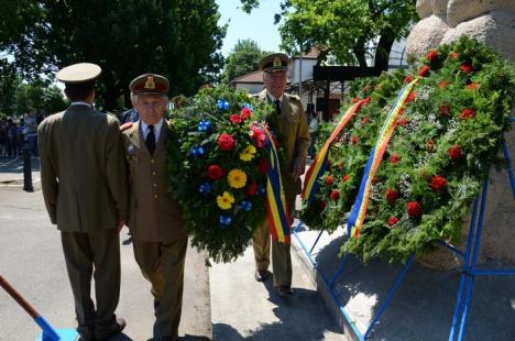 Autorităţile au marcat Ziua Eroilor Neamului cu depuneri de coroane (FOTO)