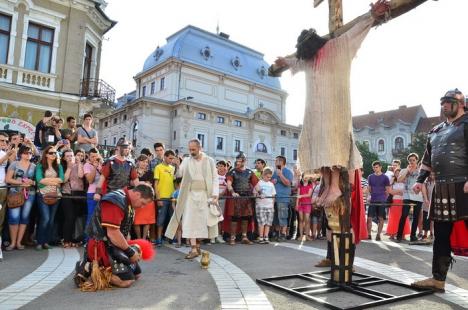 Patimile lui Hristos: Sute de orădeni l-au însoţit pe Iisus pe Drumul Crucii (FOTO / VIDEO)