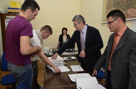 Se depun candidaturile. Vuşcan, avertizat cu Poliţia de preşedintele Biroului Electoral (FOTO)