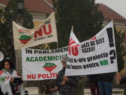 Protestatarii împotriva exploatărilor de la Roşia Montană au scandat în faţa sediului APM (FOTO / VIDEO)