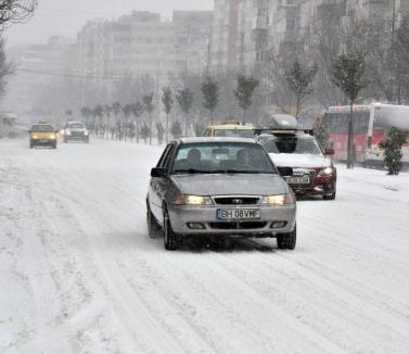 Zăpada a acoperit Oradea. Echipajele RER acţionează pentru curăţarea drumurilor (FOTO)