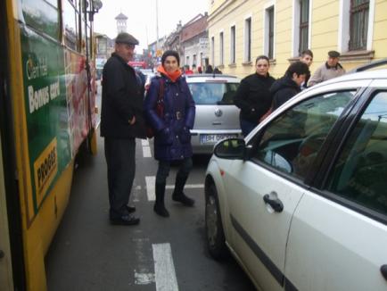 Adolescentă de 15 ani, lovită de tramvai pe Primăriei (FOTO)