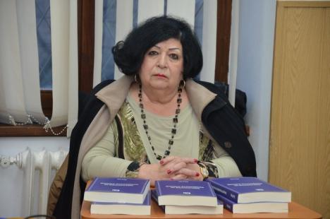 Profesoara Lia Pop şi-a lansat a noua carte: Despre Preşedinte în democraţie (FOTO)