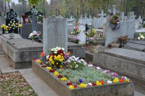 Ziua Morţilor a umplut Cimitirul Municipal de lumină şi culoare (FOTO)