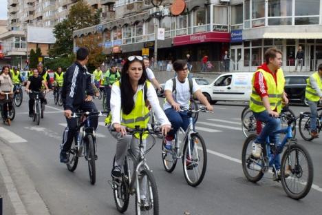 Bicicleta, cel mai rapid mijloc de transport în Oradea. Peste 500 de orădeni au pedalat victorioşi prin oraş (FOTO/VIDEO)