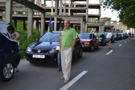 Octavian Bot a strâns 20 de maşini şi a mărşăluit pentru demiterea lui Băsescu (FOTO)