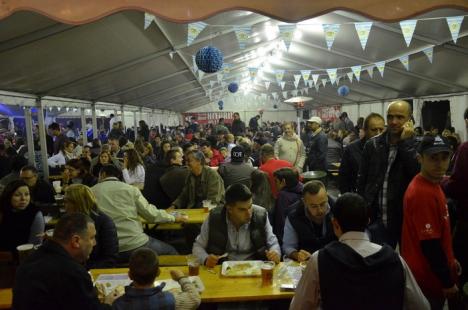 Amatorii de tărie şi bere, în sărbătoare: Sute de orădeni, la Târgul pălincarilor şi la Oktoberfest (FOTO)