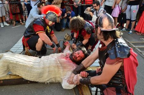 Patimile lui Hristos: Sute de orădeni l-au însoţit pe Iisus pe Drumul Crucii (FOTO / VIDEO)