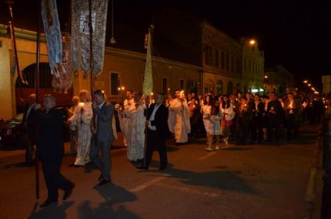 Hristos a Înviat! Sute de orădeni au mers să ia lumină la bisericile din centru (FOTO)