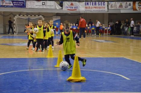 Sute de spectatori la prezentarea Centrului de Copii și Juniori al FC Bihor. Invitat special, Claudiu Keşeru (FOTO)