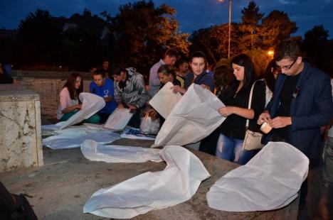 Lampioane pe cerul Oradiei, în memoria victimelor accidentului din Muntenegru (FOTO)