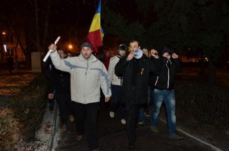 Mitingul orădenilor s-a mutat din centru la Prefectură şi la sediul PDL: "Prefectul e un laş!" (FOTO)