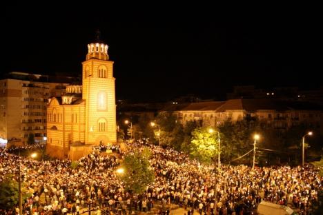 Hristos a Înviat! Sute de orădeni au mers să ia lumină la bisericile din centru (FOTO)