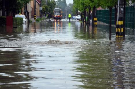 Oradea inundată: Furtuna a dat peste cap circulaţia în tot oraşul (FOTO / VIDEO)