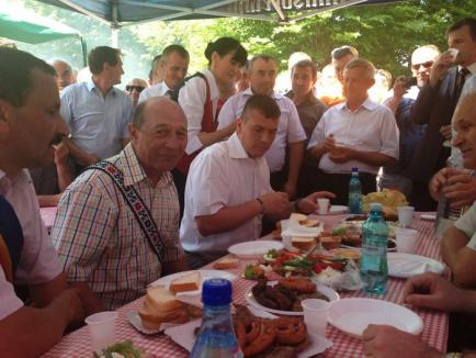 Traian Băsescu, tur de forţă prin satele româneşti: La o bere cu sătenii din Constanţa, apoi la Sâmbra Oilor în Satu Mare