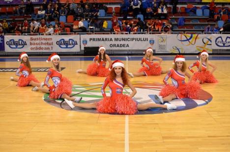 Majoreta Moşului: Crăciuniţa BIHOREANULUI 2014 este lidera trupei de majorete care face show la meciurile CSM Oradea (FOTO)