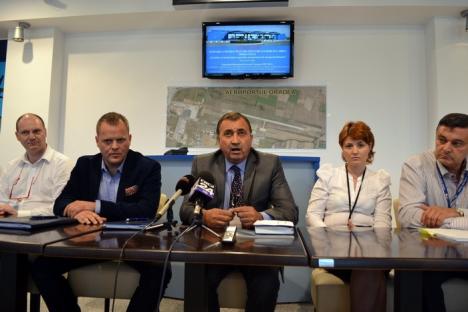 Conducerea Aeroportului a semnat contractul pentru construcţia noii piste (FOTO)