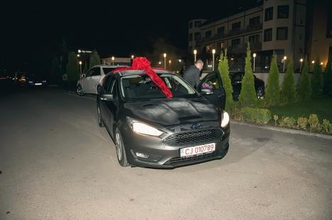 Lansare cu surprize: O orădeancă a primit cadou de la soţul ei noul Ford Focus (FOTO)