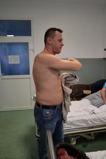 Bătaie în sediul Poliţiei: Mascaţii i-au spart falca unui apropiat al clanului Neguş şi i-au "prăjit" organele genitale (FOTO/VIDEO)