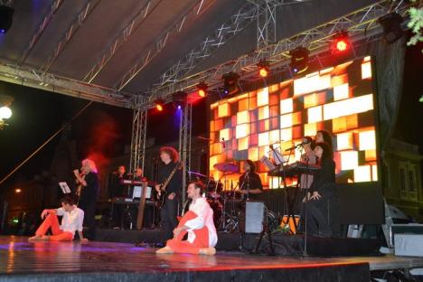 Festivalul Internaţional de Teatru s-a deschis oficial cu şampanie, teatru-dans şi muzică (FOTO)