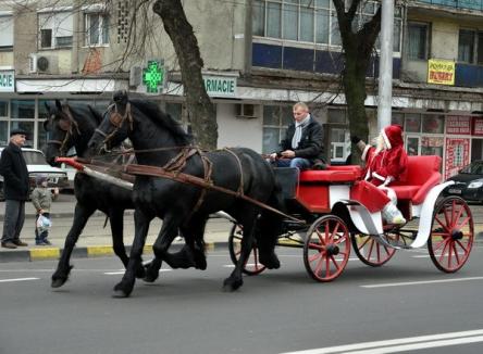 Bătrânul Moş Crăciun a sosit în Oradea cu "săgeata albastră" (FOTO)