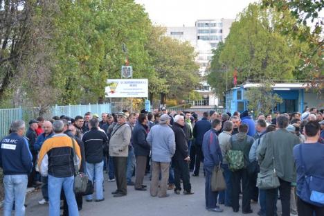 Sute de angajaţi protestează în faţă la CET: Necula, înjurat şi împiedicat să intre în centrală (FOTO)