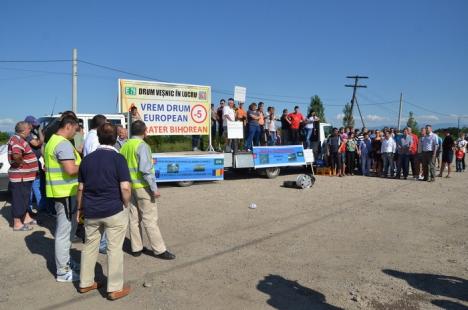 Protest împotriva stării DN76: "Nu vrem crater bihorean, noi vrem drum european!" (FOTO)