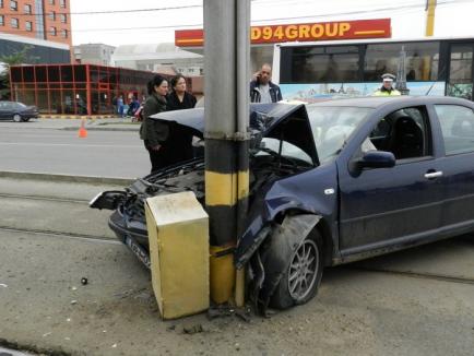 Accident lângă Ramada: Un angajat al ITM a făcut preinfarct la volan şi a intrat cu maşina într-un stâlp (FOTO)