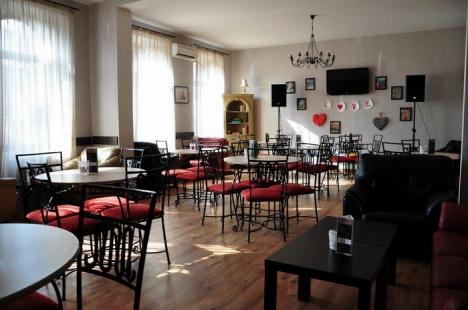 Cafeneaua creştină: Deşi nu vinde alcool, o cafenea din centrul Oradiei e la mare căutare pentru seratele de tango, literatură şi muzică (FOTO)