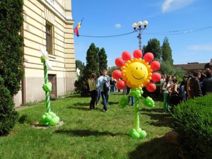 Turnul Primăriei, "împodobit" cu baloane: Sute de copii au tăbărât peste Arlechinul Gulliver (FOTO)