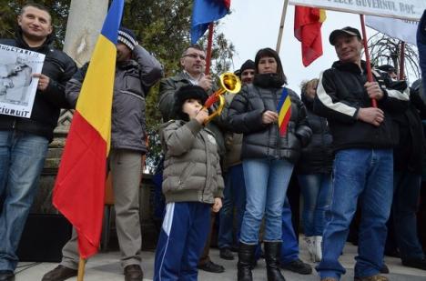 Ăsta da miting! 500 de funcţionari au protestat în centrul oraşului împotriva lui Băsescu şi Boc (FOTO)