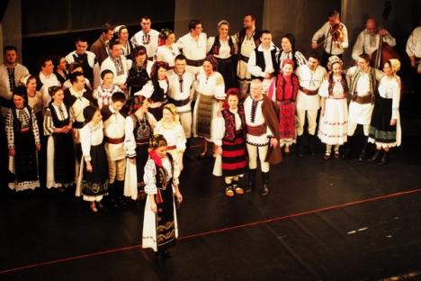 Ioan Bocşa şi Ansamblul Icoane le-au adus orădenilor colinde şi cântece rituale vechi de peste un secol (FOTO/VIDEO)