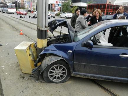 Accident lângă Ramada: Un angajat al ITM a făcut preinfarct la volan şi a intrat cu maşina într-un stâlp (FOTO)