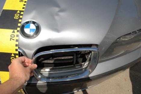 Şoferul unui BMW a lovit un tânăr cu maşina şi a fugit de la locul accidentului (FOTO)
