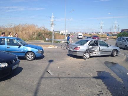 Accident pe centură: doi răniţi şi trei maşini buşite, din vina unui şofer neatent (FOTO)