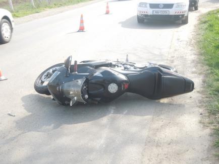 Un motociclist a ajuns la spital, după o depăşire nereuşită pe Calea Sântandreiului (FOTO)