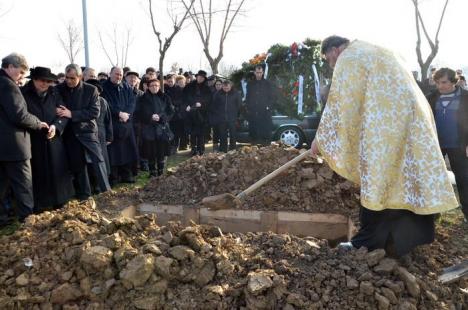 Circa 1.000 de persoane la înmormântarea lui Lucian Uniţa. Slujba, oficiată de episcopul Sofronie (FOTO)