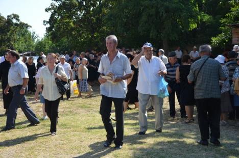 Criticat că n-a mers la înmormântare, episcopul Sofronie a oficiat parastasul părintelui Ciordaş (FOTO)