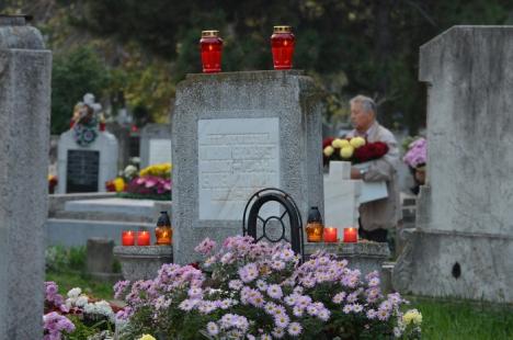 Ziua Morţilor a umplut Cimitirul Municipal de lumină şi culoare (FOTO)